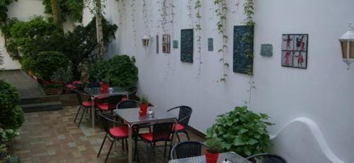 Restaurant/places to eat, Balcony/Terrace, Breakfast