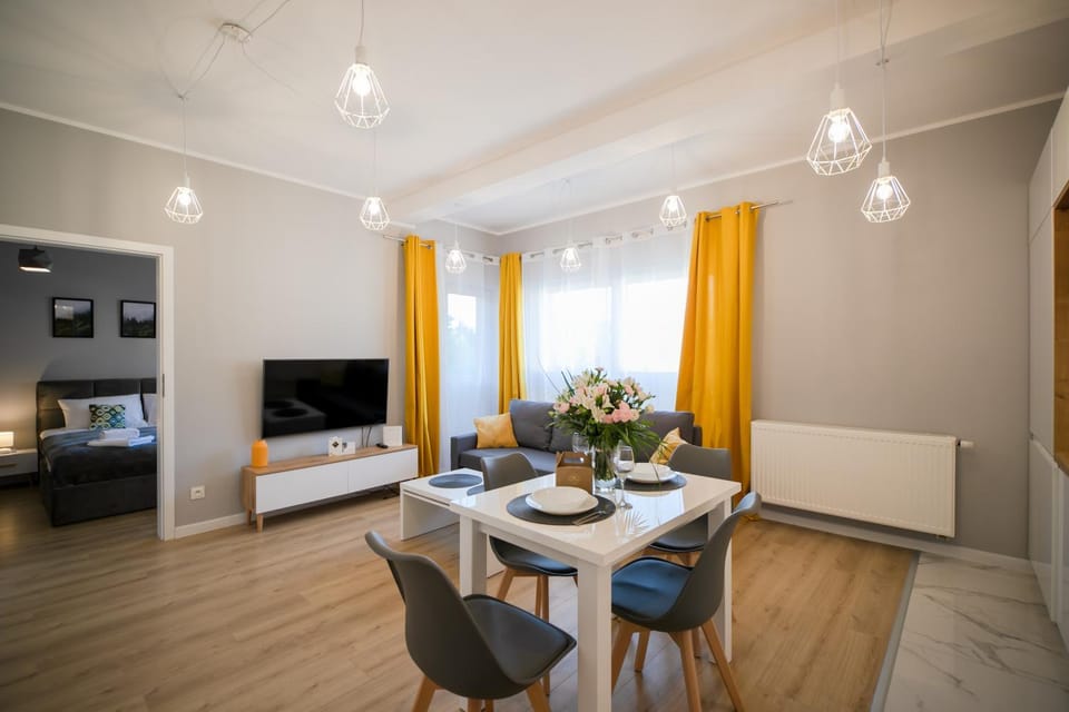 TV and multimedia, Photo of the whole room, Seating area, Dining area
