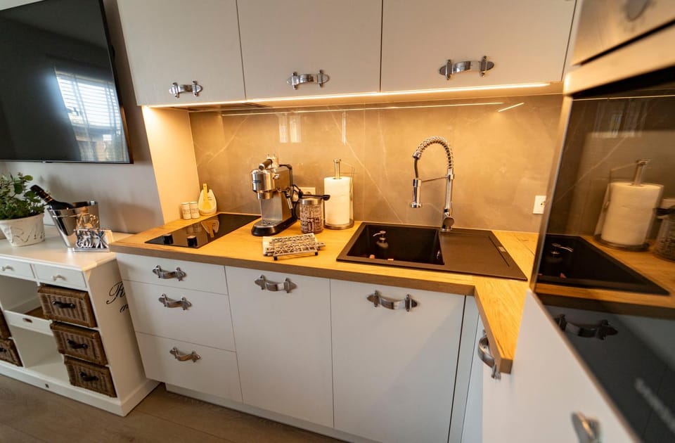 Coffee/tea facilities, Kitchen or kitchenette, dishwasher, stove, toaster