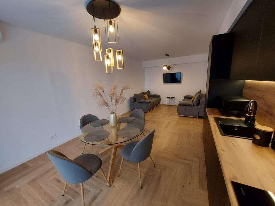 Communal lounge/ TV room, TV and multimedia, Living room, Lounge or bar, Seating area, Dining area