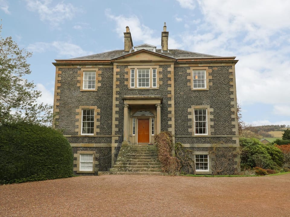 Harmony House - Harmony Gardens House in England