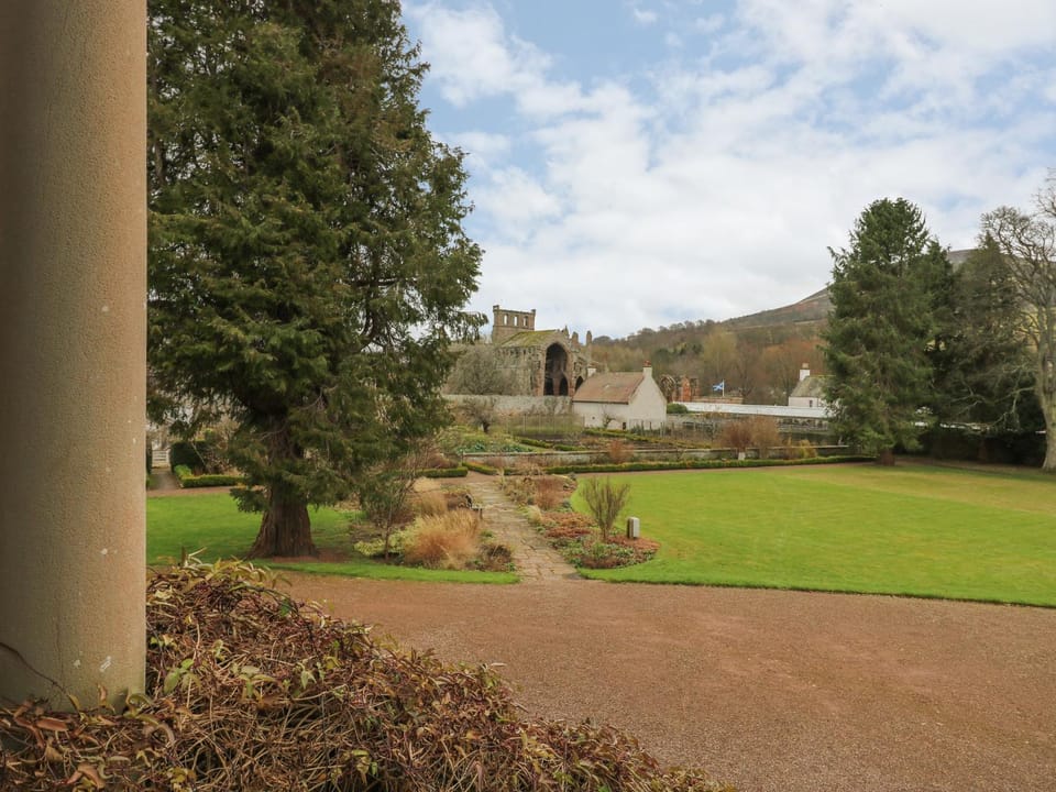 Harmony House - Harmony Gardens House in England