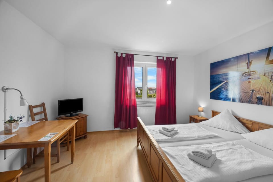 Bed, TV and multimedia, Photo of the whole room, Bedroom