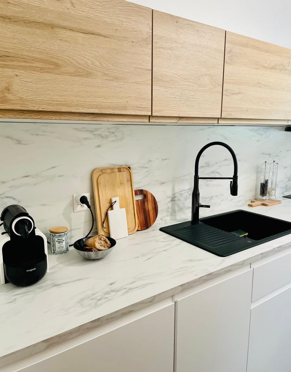 Coffee/tea facilities, Kitchen or kitchenette, stove