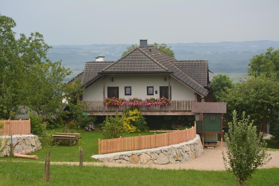 Property building, Facade/entrance, Natural landscape, Garden, Balcony/Terrace
