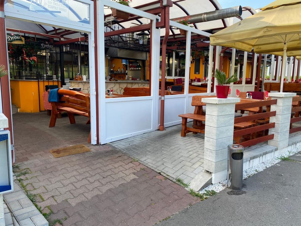 Restaurant/places to eat, Facade/entrance, Balcony/Terrace