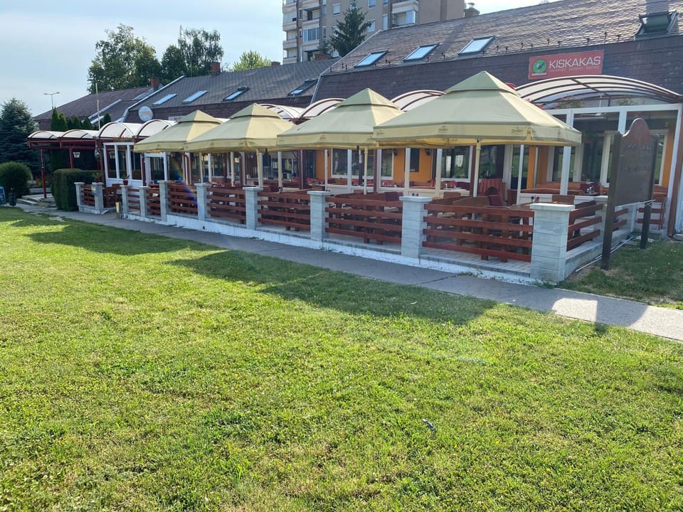 Restaurant/places to eat, Balcony/Terrace