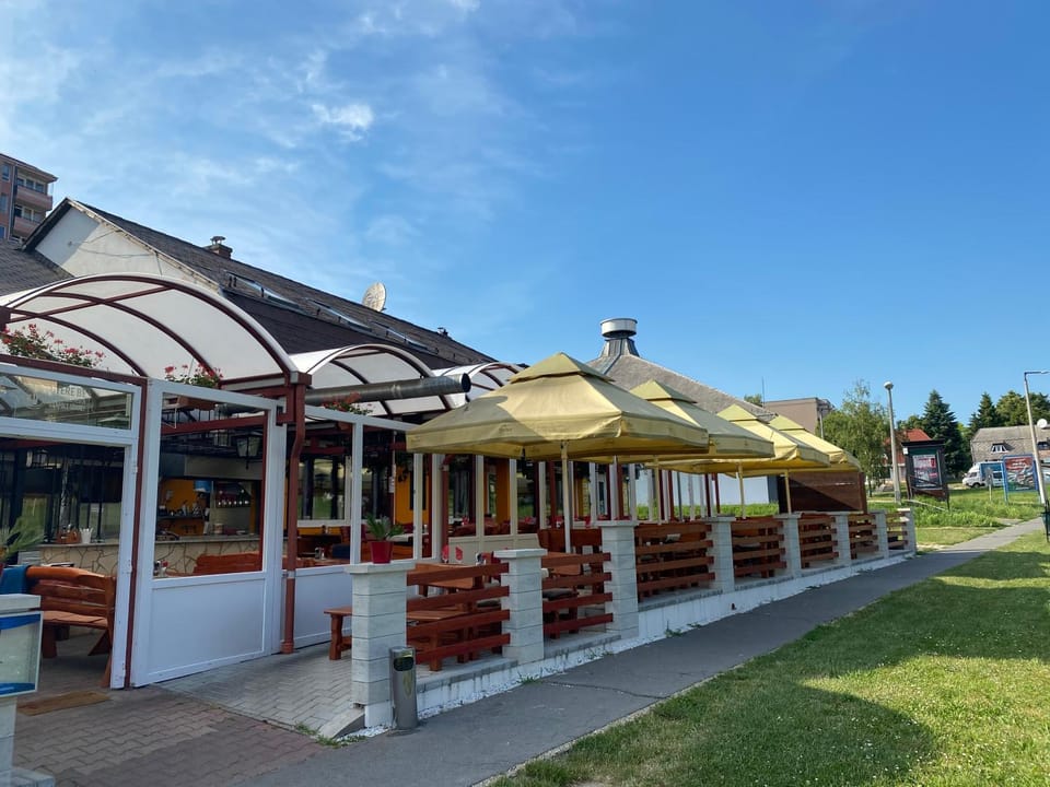 Restaurant/places to eat, Balcony/Terrace