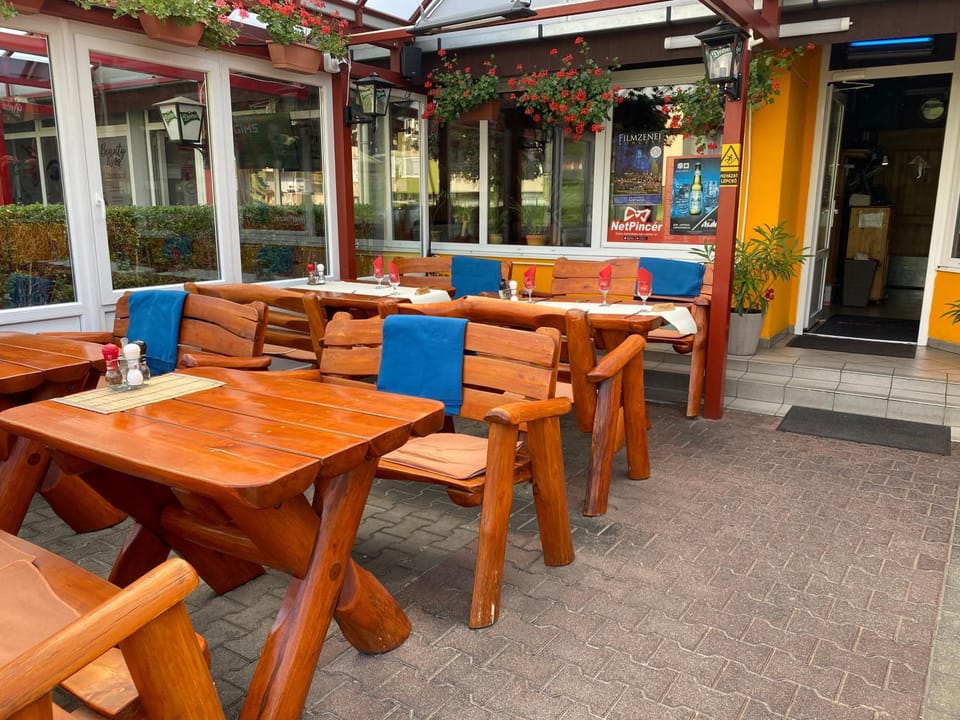 Restaurant/places to eat, Balcony/Terrace