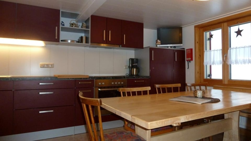 Kitchen or kitchenette, Dining area, dishwasher, oven, pet friendly