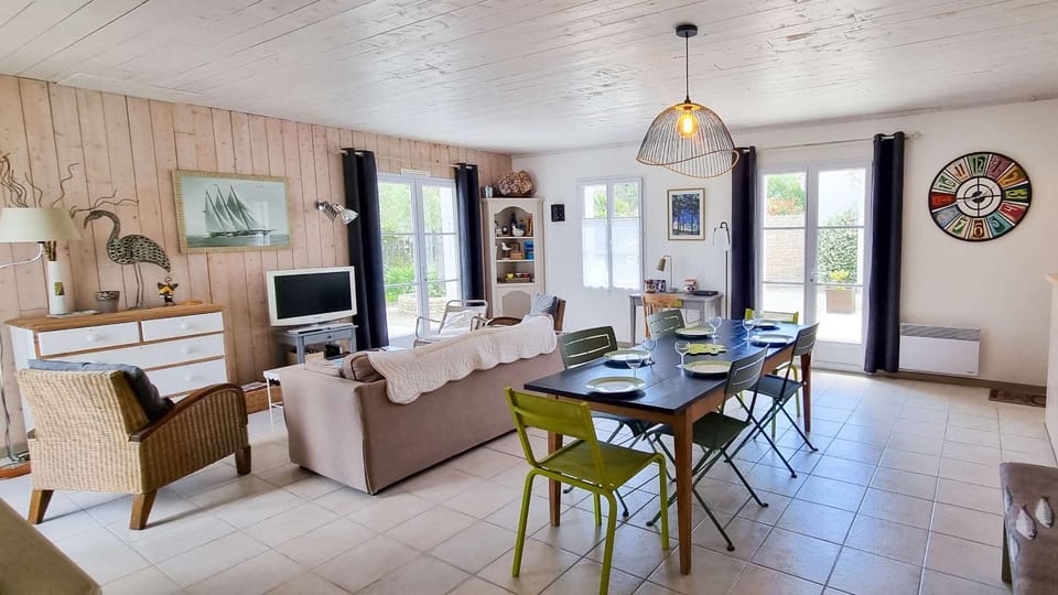 Communal lounge/ TV room, TV and multimedia, Seating area, Dining area