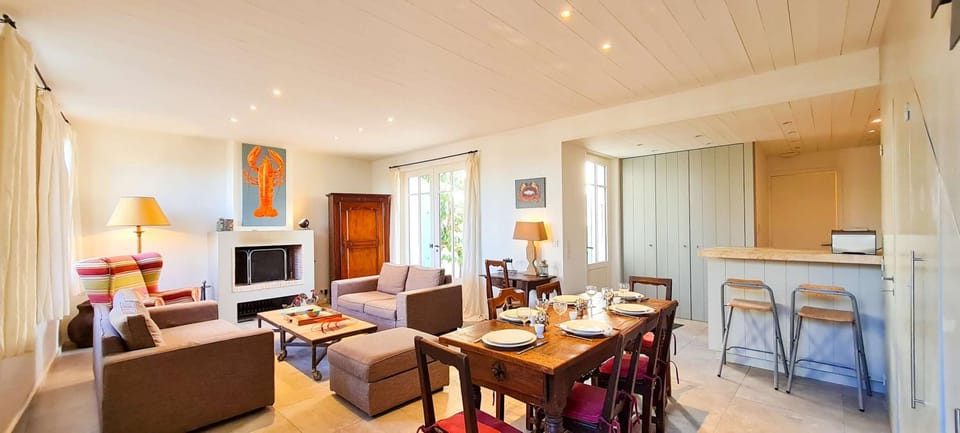 Kitchen or kitchenette, Living room, Seating area, Dining area