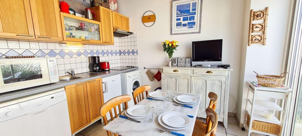 TV and multimedia, Coffee/tea facilities, Kitchen or kitchenette, Dining area, dishwasher, oven, stove, toaster