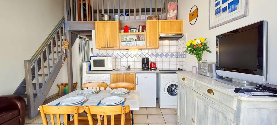 TV and multimedia, Kitchen or kitchenette, Seating area, Dining area, dishwasher, stove, washing machine