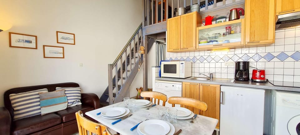 Kitchen or kitchenette, Living room, Seating area, Dining area, dishwasher, washing machine