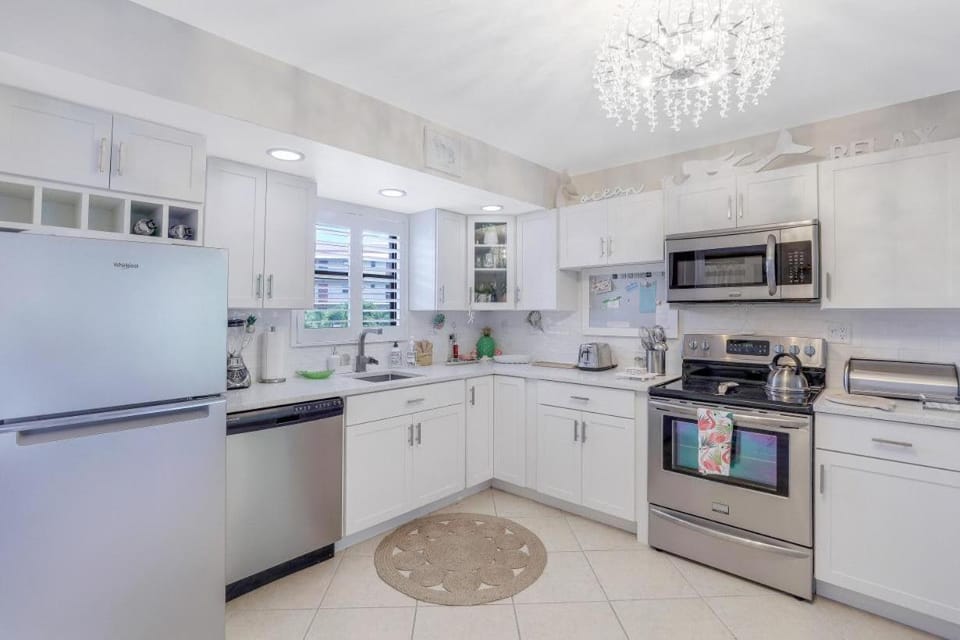 Beautiful condo with pools, spas, tennis and dining House in Marco Island