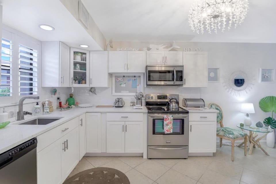 Beautiful condo with pools, spas, tennis and dining House in Marco Island