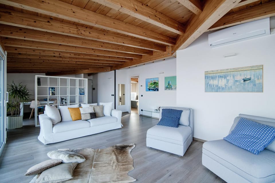 White Attic - by MyHomeInComo Apartment in Como
