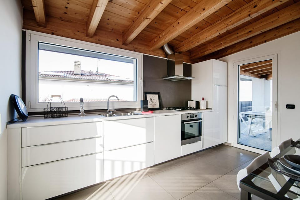 White Attic - by MyHomeInComo Apartment in Como