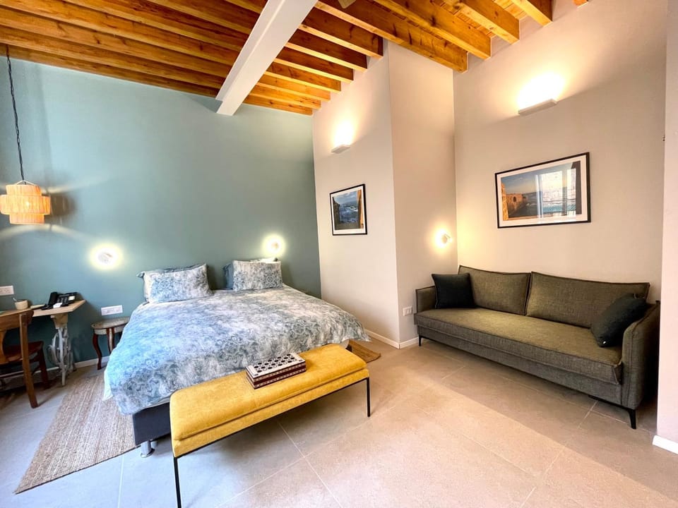Bed, Seating area, Bedroom