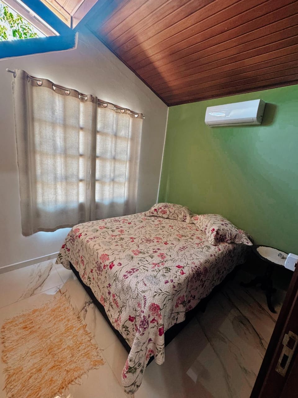 Bed, Photo of the whole room, air conditioner