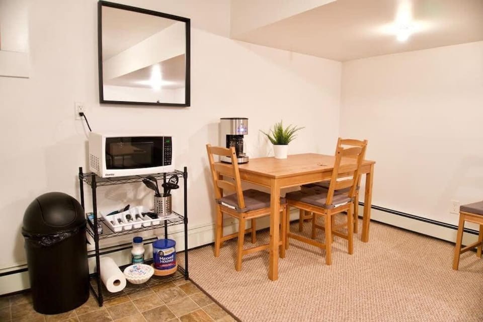NEW Gorgeous Space in Moose Jaw Coffee Parking 4k Smart TV Apartment in Moose Jaw