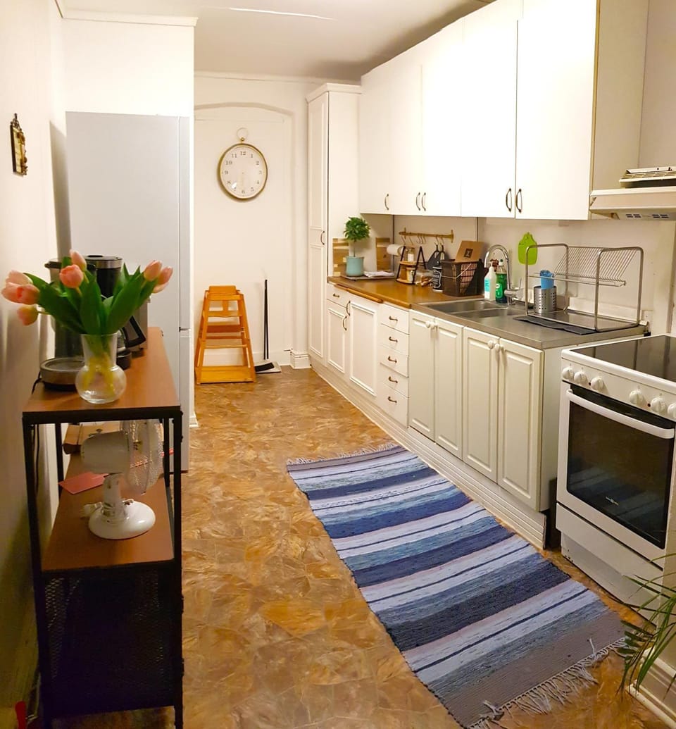 Coffee/tea facilities, Kitchen or kitchenette, microwave, oven, stove