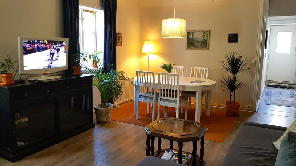 TV and multimedia, Living room, Seating area, Evening entertainment, Sunrise