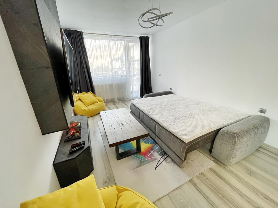 Bed, Living room, Photo of the whole room, Mountain view, flat iron