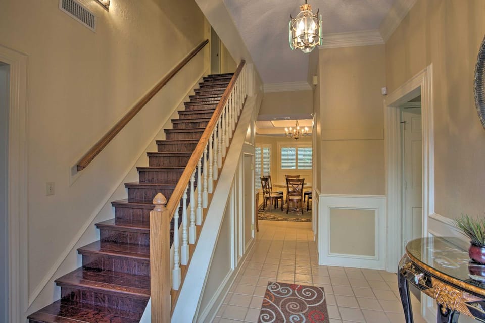 Unwind Fireside & Play Pool! Idyllic McKinney Home House in McKinney