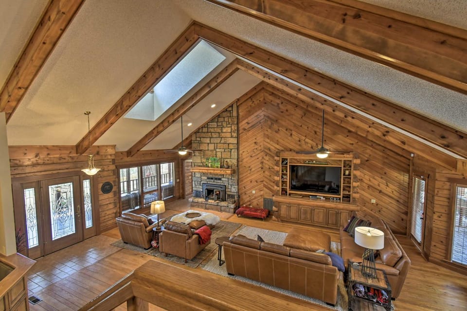 Hot Tub, Grill Hilltop Log Cabin in Hot Springs! Cabin in Piney