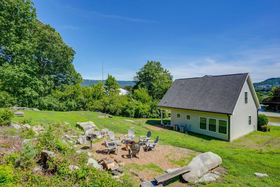 Wooded Escape w/ Beautiful Backyard + Mtn Views! House in Chattanooga