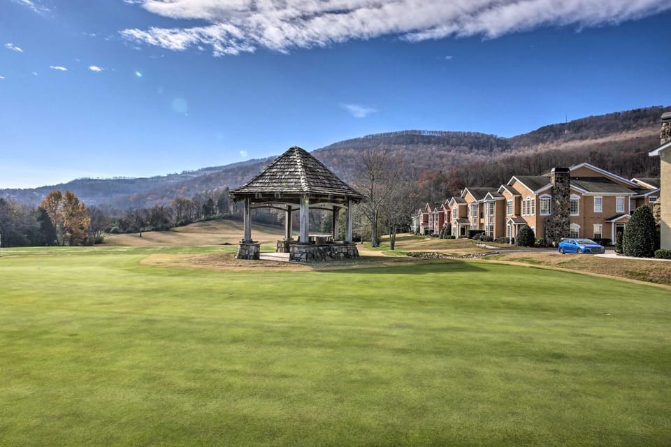 Wooded Escape w/ Beautiful Backyard + Mtn Views! House in Chattanooga