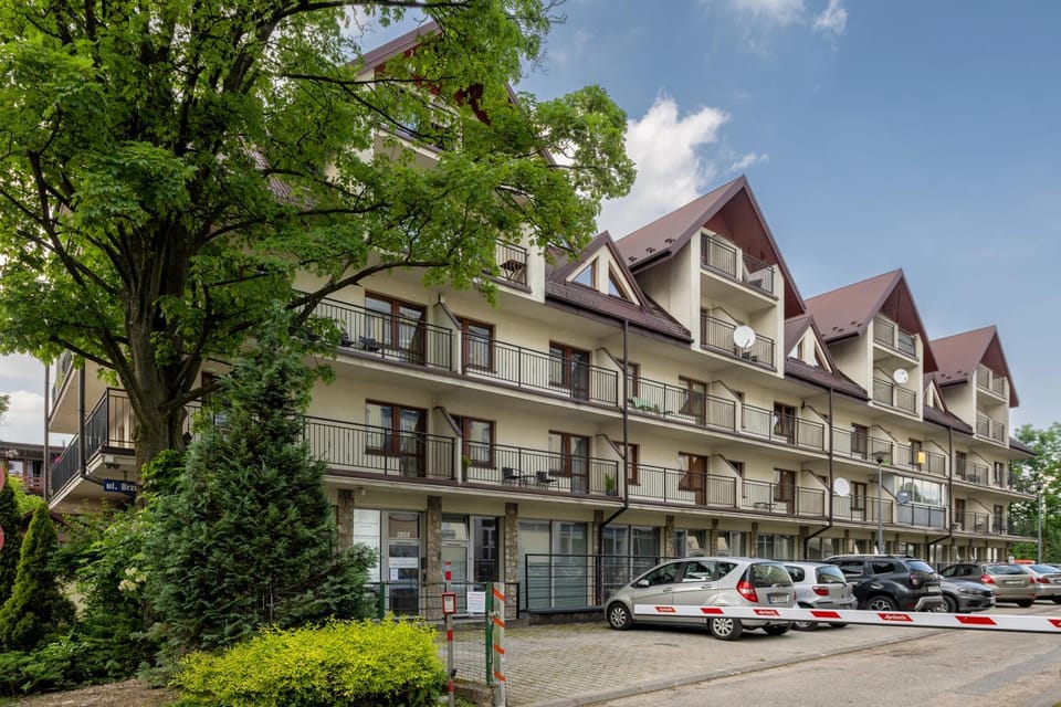 Property building, Neighbourhood, Location