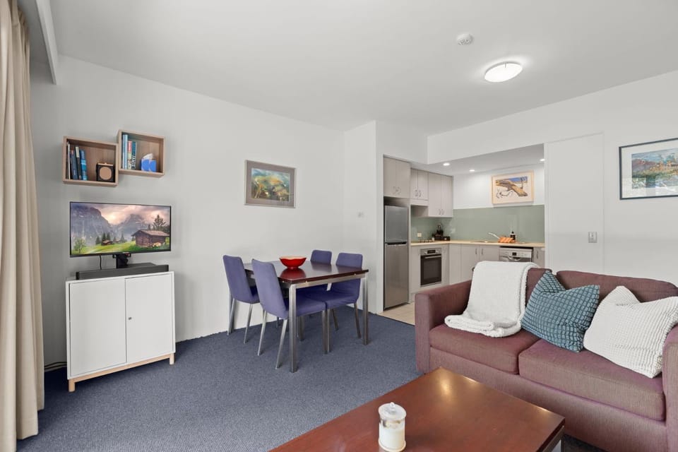 Kitchen or kitchenette, Seating area, Dining area