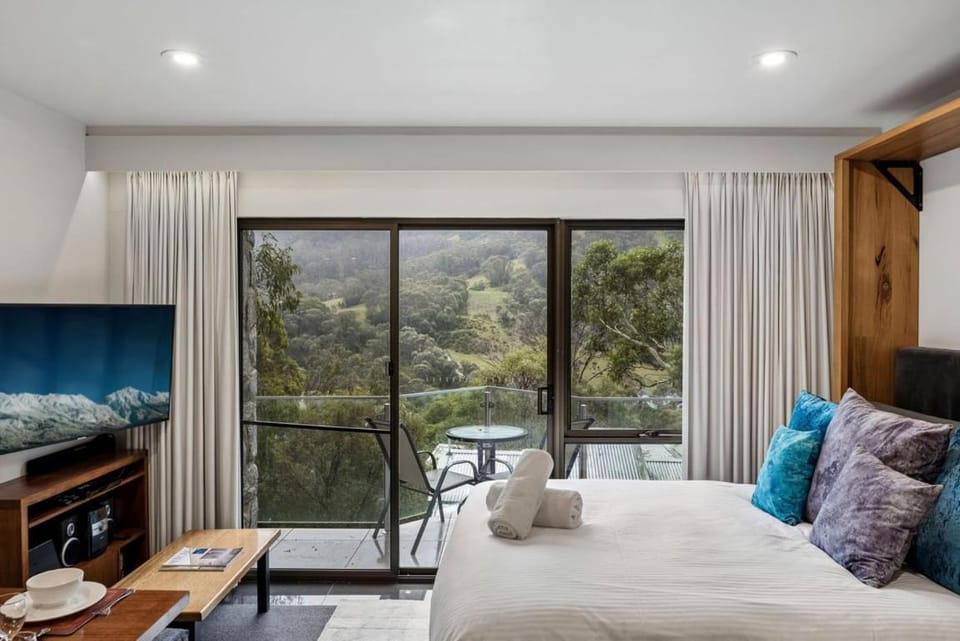 Bed, TV and multimedia, Balcony/Terrace, Living room, Seating area, Mountain view