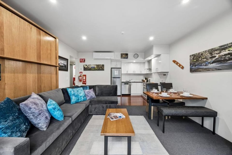 Kitchen or kitchenette, Living room, Seating area, Dining area