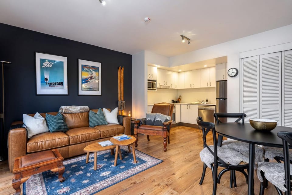 Kitchen or kitchenette, Seating area, Dining area