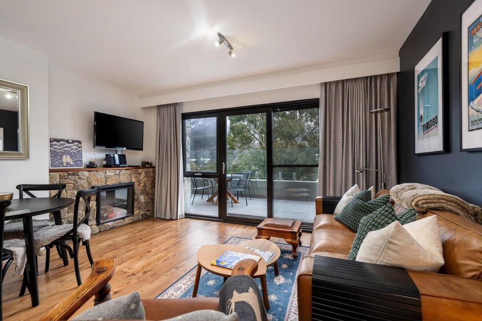 Balcony/Terrace, Living room, Mountain view