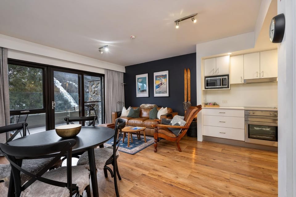 Seating area, Dining area
