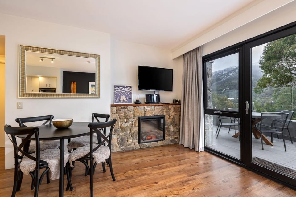 Balcony/Terrace, Dining area, Mountain view