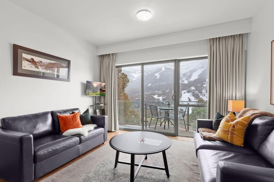 Balcony/Terrace, Living room, Mountain view