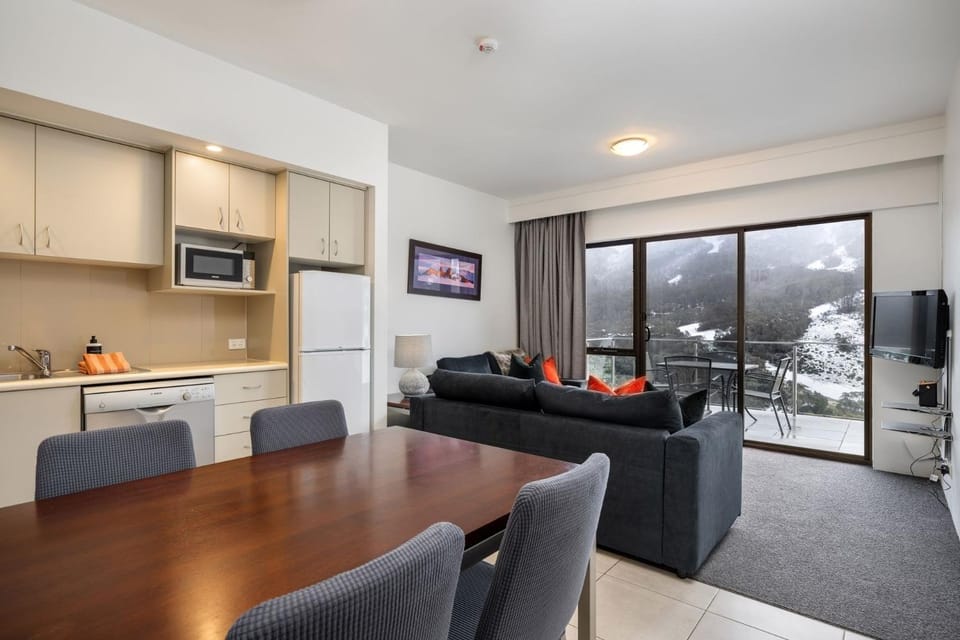 Living room, Dining area, Mountain view