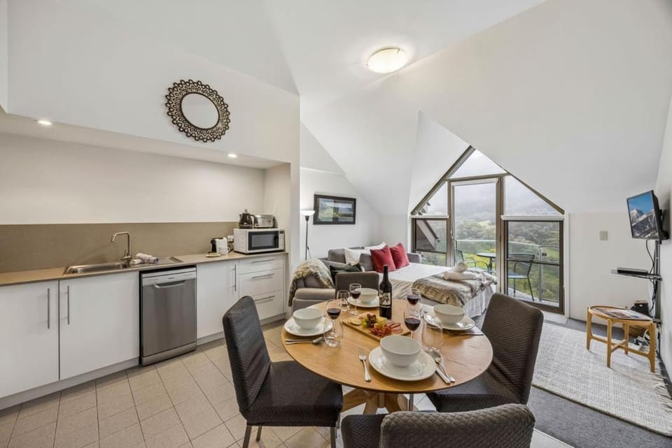 Kitchen or kitchenette, Living room, Seating area, Dining area