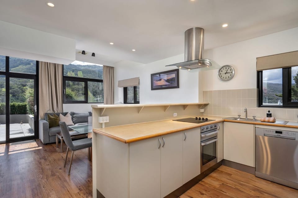 Kitchen or kitchenette, Seating area
