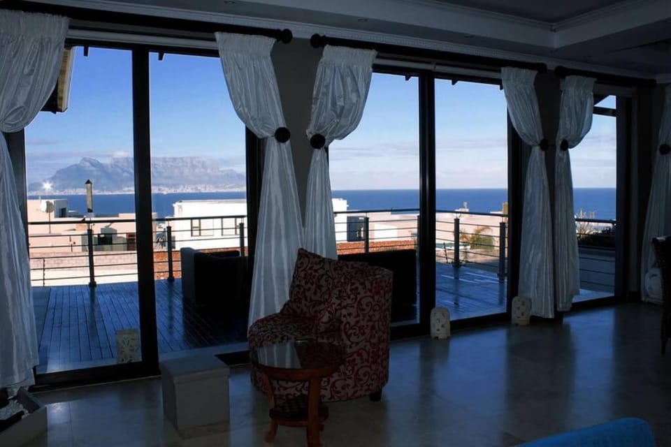 4 Bedroom Luxury Home with View of the Ocean and Table Mountain House in Cape Town