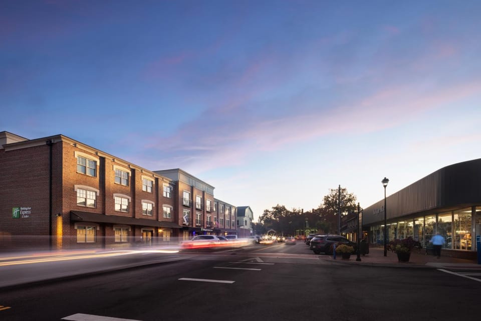 Property building, Neighbourhood, City view, Street view, Location, Parking