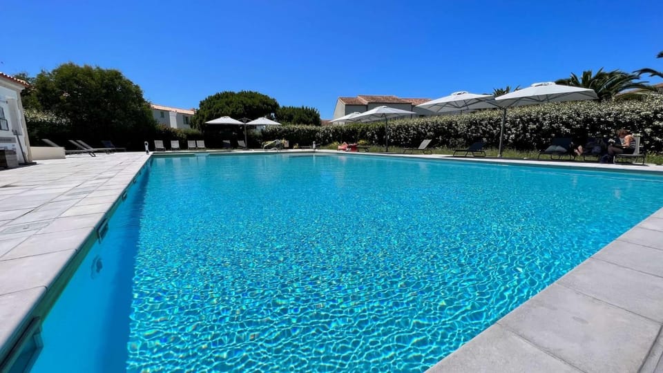 Pool view, Swimming pool, sunbed