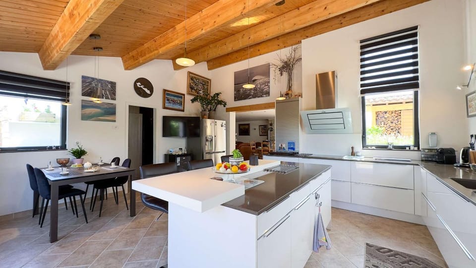 Kitchen or kitchenette, Dining area, minibar, pet friendly, stove
