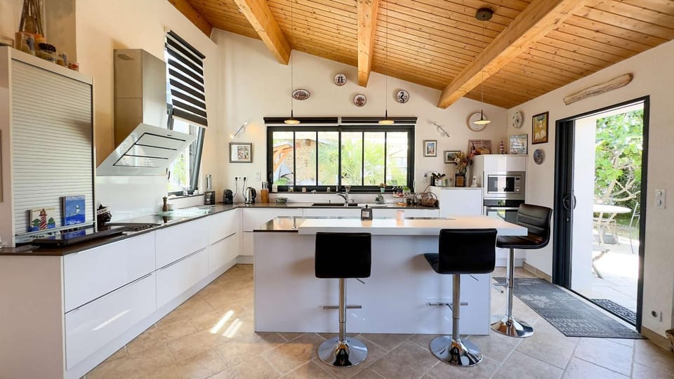 Kitchen or kitchenette, Dining area, dishwasher, minibar, pet friendly, stove